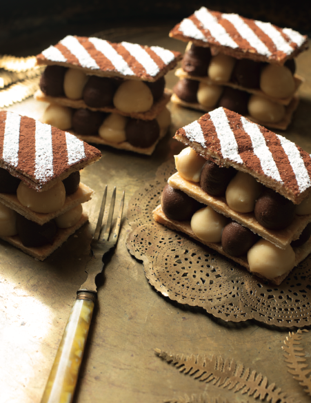 Millefeuilles mit Crème patîssière aus weißer und Zartbitterschokolade ...