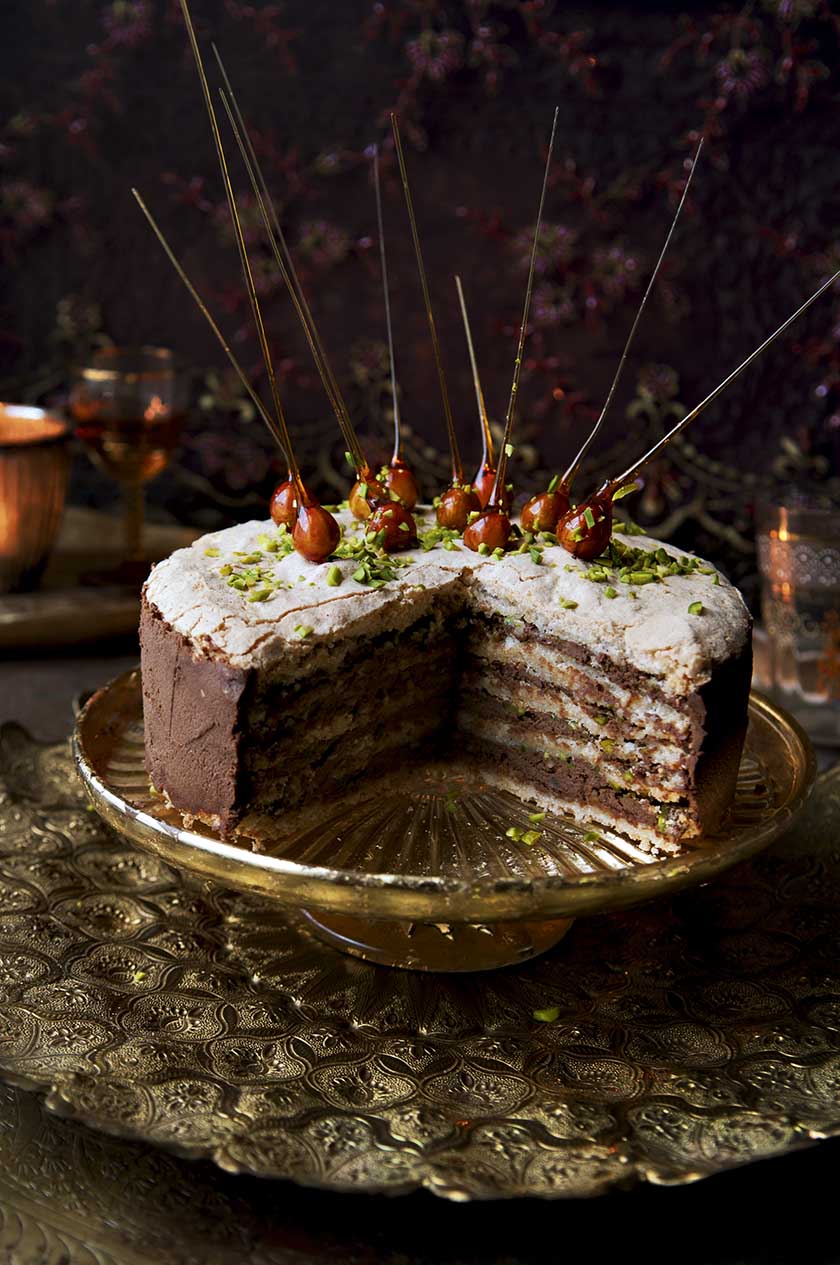 Schichttorte mit Haselnuss-Baiser und Schokolade