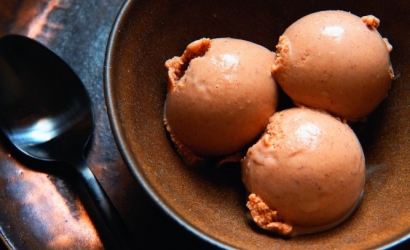 Cremiges Eis mit Glühwein